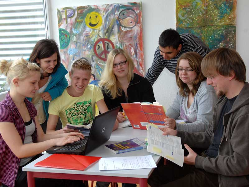 Lernende Menschen im Bildungszentrum
