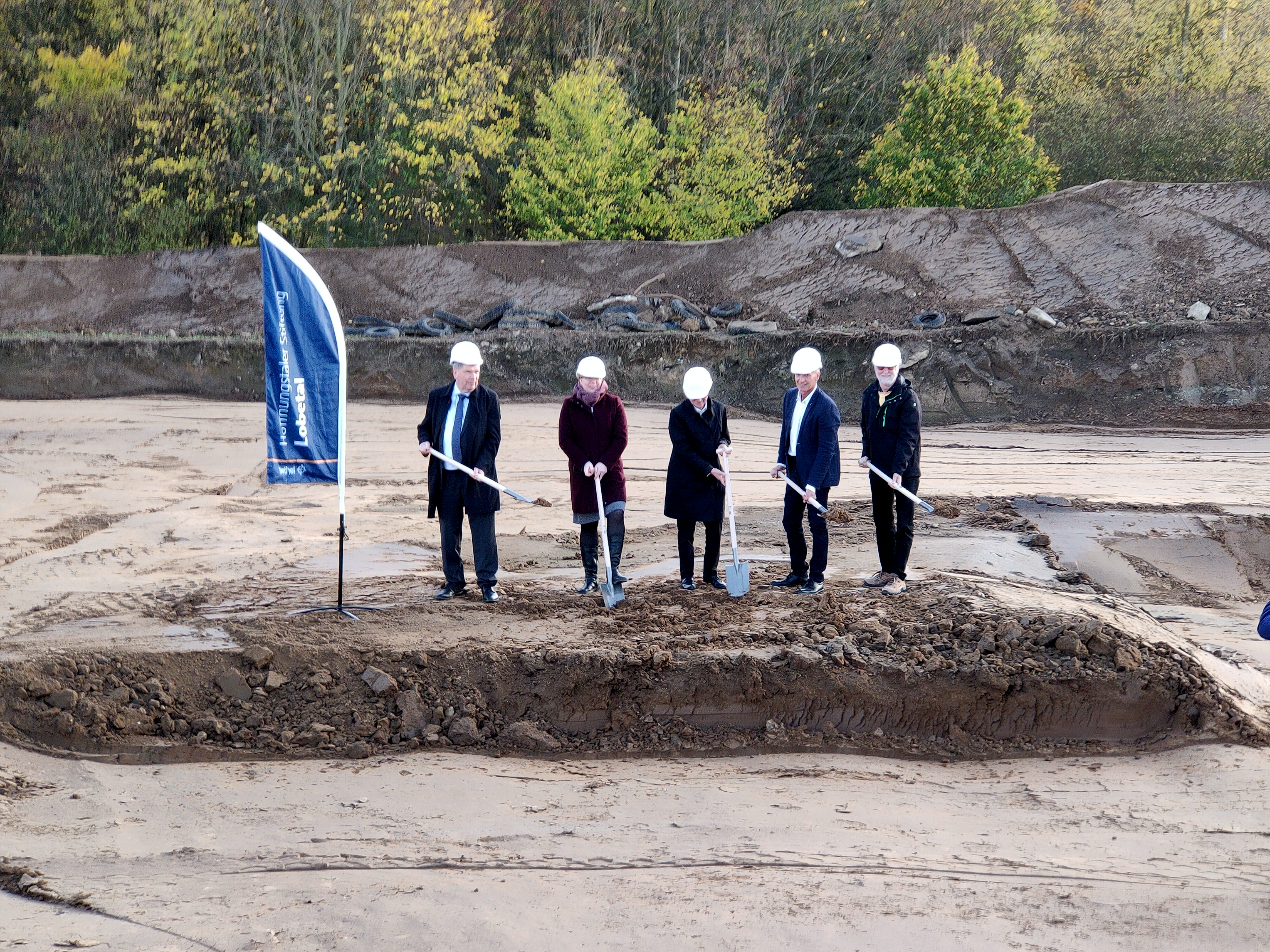Der Erste Spatenstich für den Hospiz Neubau in Bad Kösen wird vollzogen von: Martin Wulff, Geschäftsführer Hoffnungstaler Stiftung Lobetal Katja Möhlhenrich-Krüger, Bereichsleitern Altenhilfe, Hoffnungstaler Stifttung Lobetal Superintendentin Ingrid Sobottka-Wermke; Kirchenkreis Naumburg-Zeitz Frank Doering, stellvertretender Bürgermeister Bad Kösen Frank Erler, Technischer Leiter Lazarus Haus Bad Kösen
