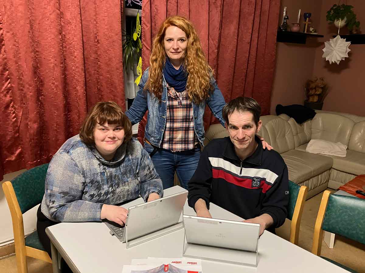 Bettina Wehowsky (mi) begleitet Nicole Rickermann, Thomas Harwardt und Herrn Puttlitz bei den Schulungen und unterstützt rund um Internet und Technik.