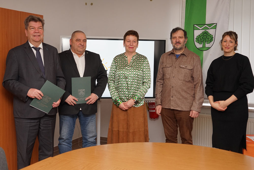 Die Tinte ist trocken. Nun kann es mit der Agentur Ehrenamt Werneuchen losgehen. Auf dem Bild v.l.n.r.: Martin Wulff, Geschäftsführer der Hoffnungstaler Stiftung Lobetal, Frank Kulicke, Bürgermeister von Werneuchen, Jeannette Pella, Lutz Reimann und Stefanie Lenz von der Agentur Ehrenamt.